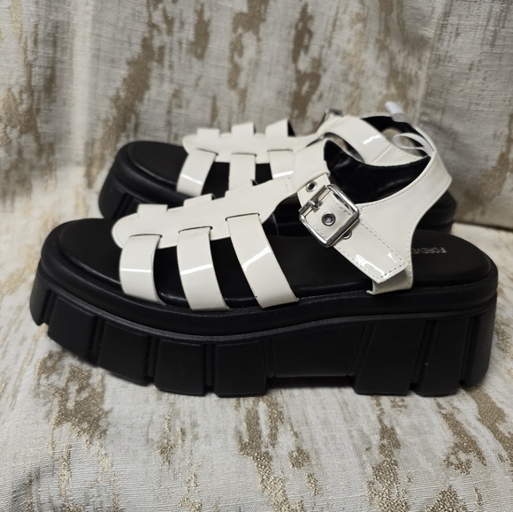 Forever 21 Faux Patent Leather Caged Lug-Sole Sandals NWT Sz 8.5 - Picture 3 of 6
